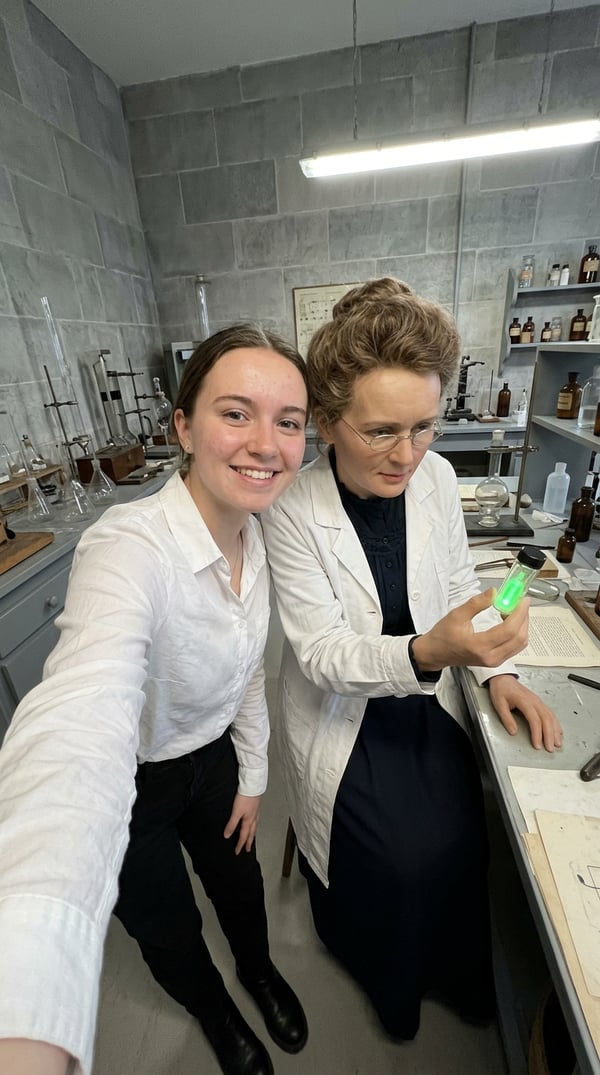 marie curie lab radium glow - AI portrait style sample by selfielab on selfielab